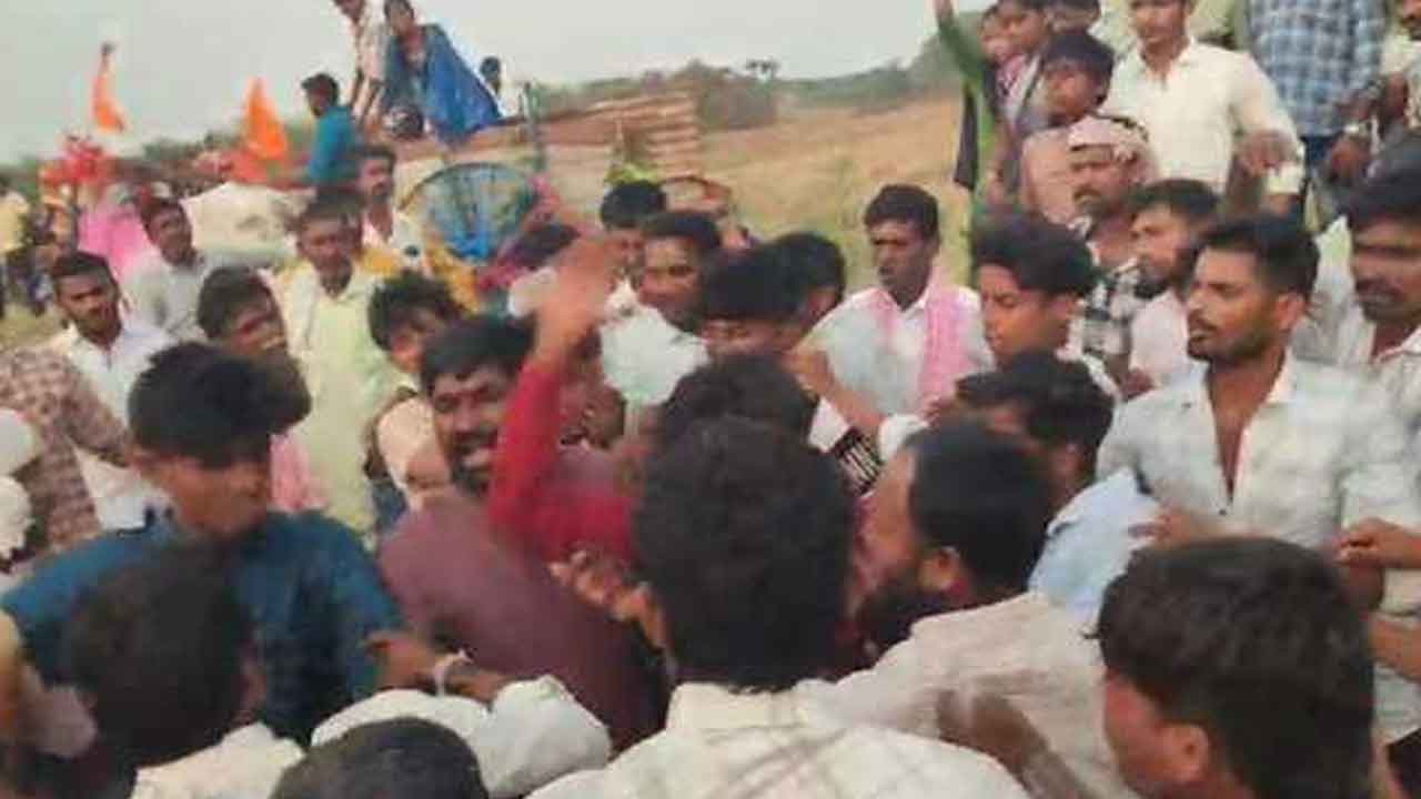 Narasimhulapeta | నరసింహ స్వామి బ్రహ్మోత్సవాల్లో అపశృతి..పర్యవేక్షణ లేక కొట్టుకున్న భక్తులు