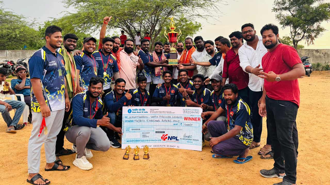 యువకులు క్రీడల్లో రాణించాలి: నవతరం యూత్ అధ్యక్షుడు