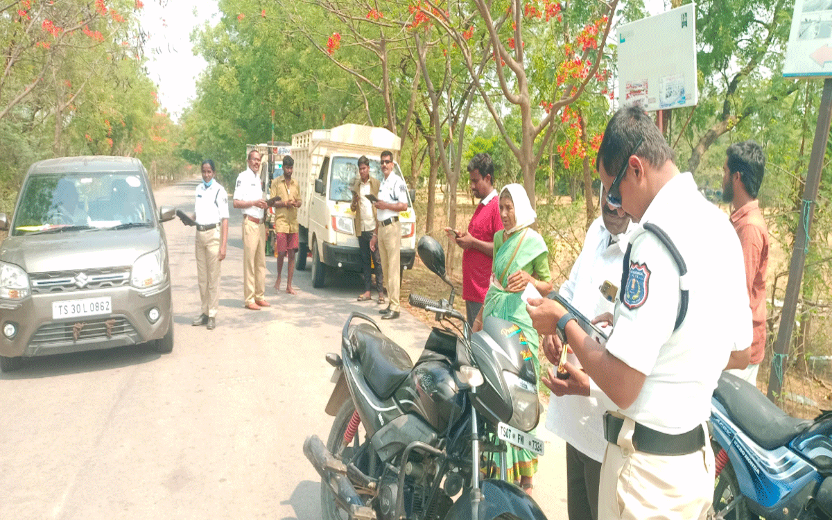 Rajapet : నెమిలే క్రాస్ రోడ్ వద్ద వాహనాల తనిఖీ