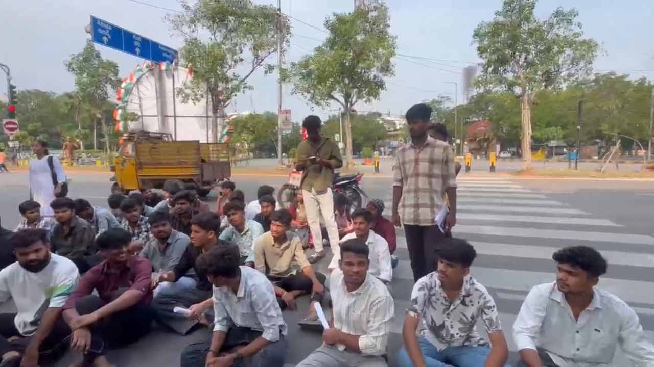 Nizam College | హాల్ టికెట్లు ఇవ్వ‌డం లేద‌ని నిజాం కాలేజీ విద్యార్థుల ఆందోళ‌న‌.. ప్రిన్సిపాల్ గ‌దికి తాళం వేసి నిర‌స‌న