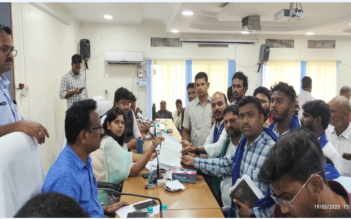 Nalgonda : న‌ల్ల‌గొండ డీఈఓపై చర్యలు తీసుకోవాలని కలెక్టరేట్ వద్ద ఎస్సీ ఎస్టీ విద్యార్థి సంఘం ధర్నా