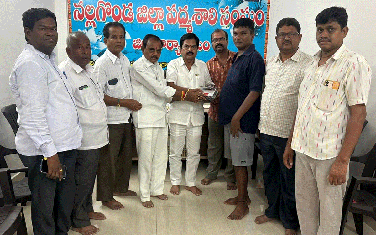 Nalgonda Rural : పవర్‌లూమ్‌ కార్మికుడికి చేయూత