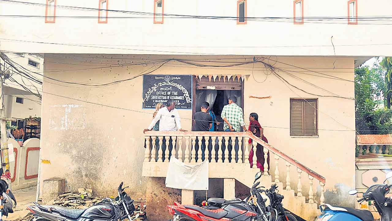 అడ్డ్గోలుగా రిజిస్ట్రేషన్లు