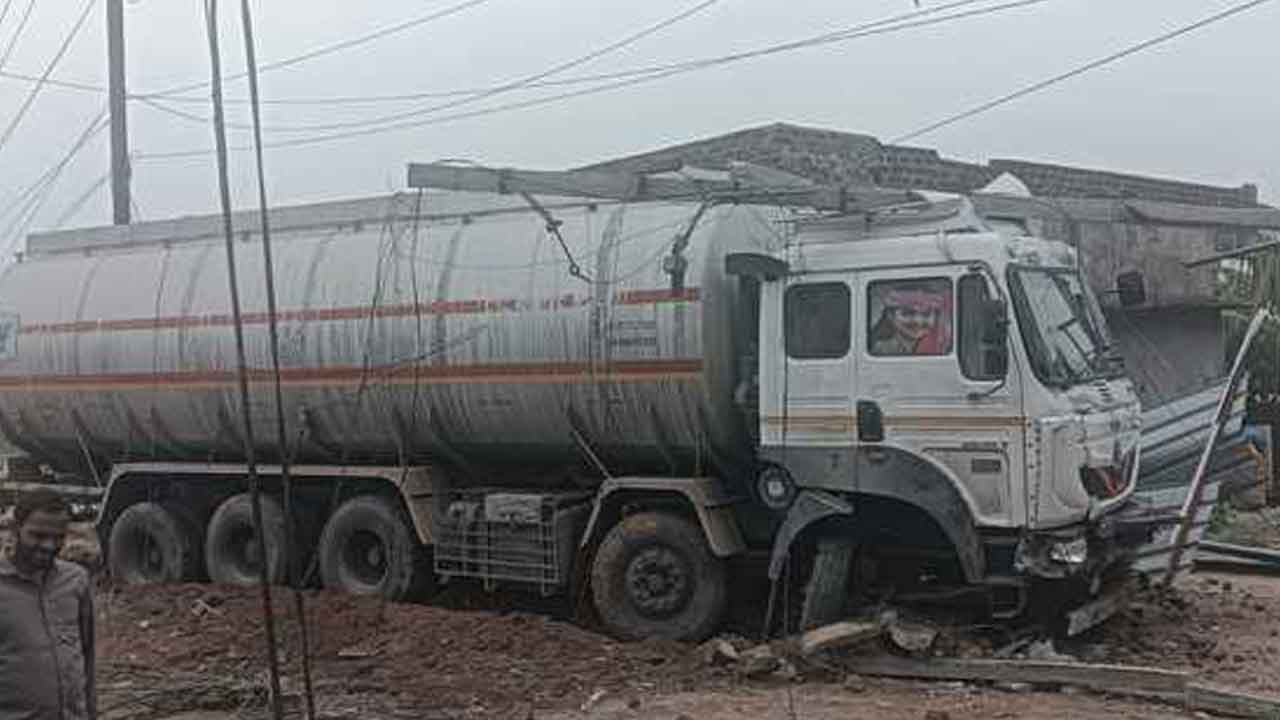 Warangal | విద్యుత్ స్తంభాన్ని ఢీకొన్న ఆయిల్ ట్యాంకర్.. అర్ధరాత్రి వరంగల్‌లో ఘటన