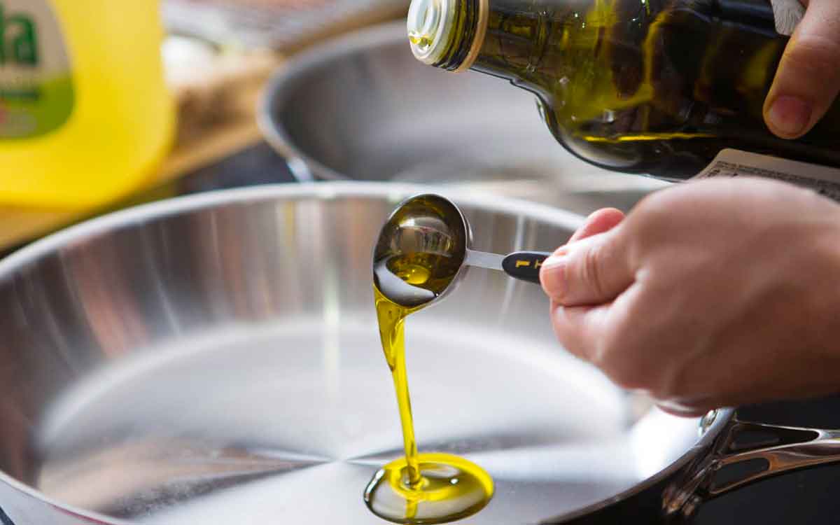 Olive Oil | వంట నూనెల్లో ది బెస్ట్ ఆయిల్ ఇది.. దీన్ని వాడారంటే మీకు ఎలాంటి వ్యాధులు ఉండవు..!