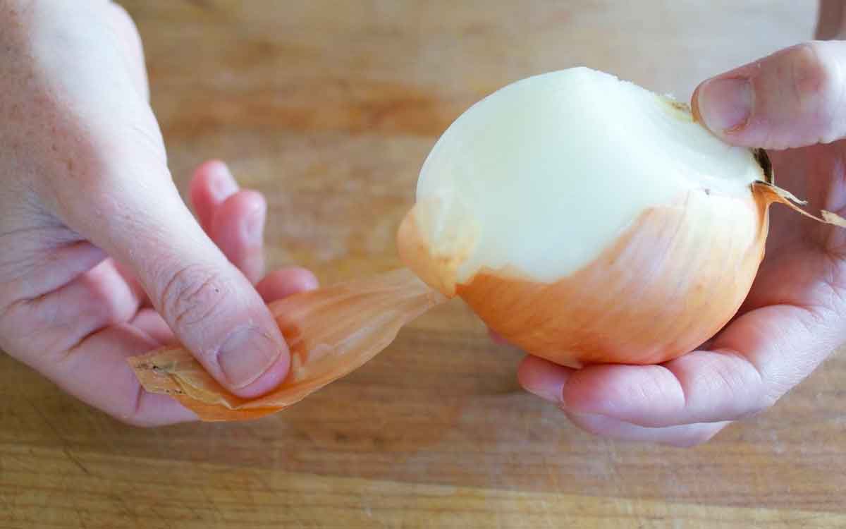 Onion Peels | ఉల్లిపాయ‌ల‌ను క‌ట్ చేశాక పొట్టు ప‌డేస్తున్నారా.. ఈ లాభాలు తెలిస్తే ఇకపై అలా చేయ‌రు.. ఎందుకంటే..?