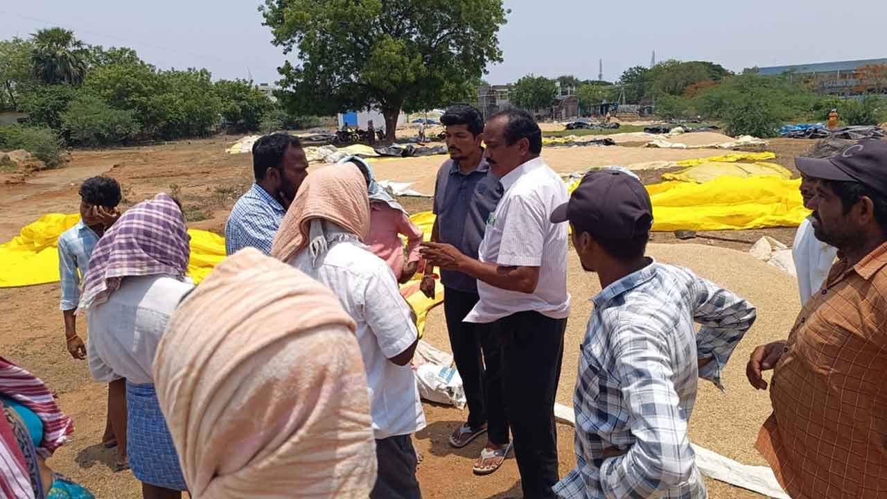 Grain | కాంటాలో అధికారుల నిర్లక్ష్యం.. ధాన్యం తగలబెట్టేందుకు ప్రయత్నించిన రైతు