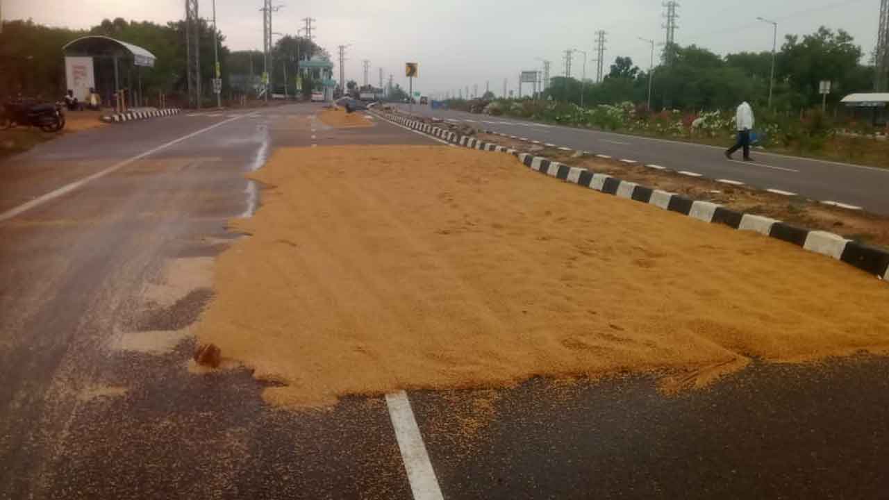 Soaked paddy | అకాల వర్షాలతో అన్నదాతల విలవిల : వీడియో