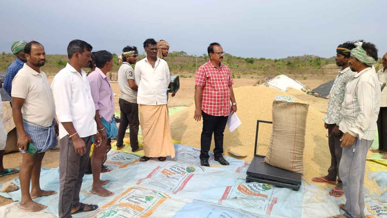 weighing | తూకాలో అవకతవకలకు పాల్పడితే కఠిన చర్యలు : తహసీల్దార్‌ మన్నన్‌