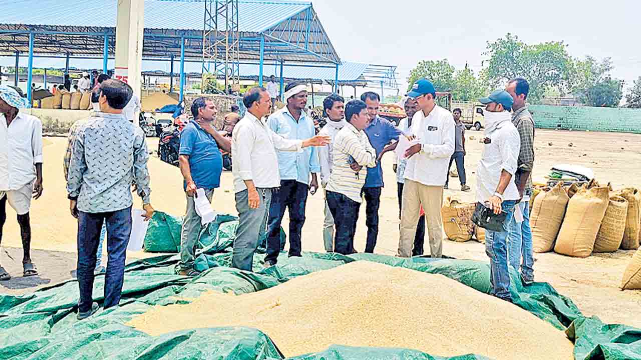 పంట విక్రయానికి పడిగాపులు