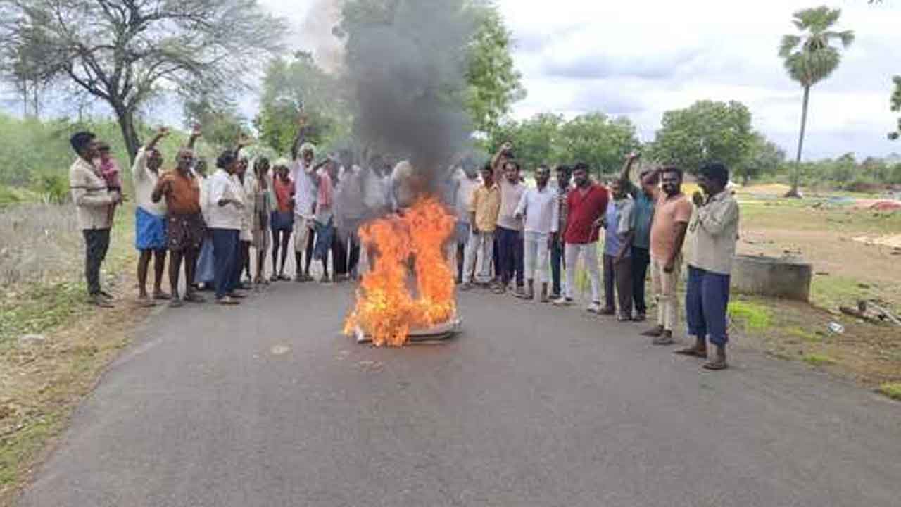 Parvathagiri | రోడ్డుపై ధాన్యం తగలబెట్టి నిరసన తెలిపిన రైతులు