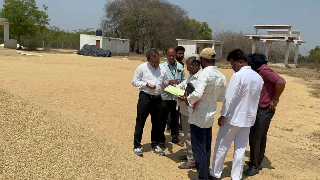 కొనుగోలు కేంద్రాల్లోనే రైతులకు మద్దతు ధర : ఆర్డీవో మహిపాల్‌రెడ్డి