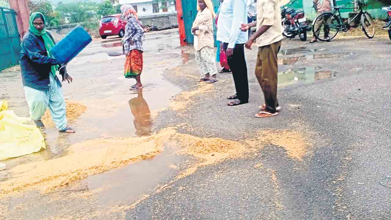 భారీ వర్షం.. తడిసిన ధాన్యం
