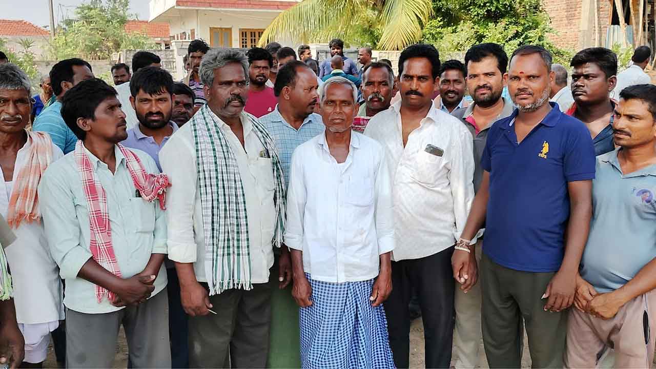 Purchasing center | కొనుగోలు కేంద్రంలో మోసం.. బస్తాకు 1.5 కిలోల వరకు దోపిడీ