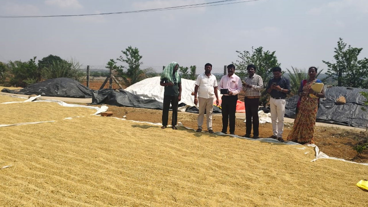 ‘నమస్తే’ కథనానికి స్పందన.. ధాన్యం కొనుగోలు కేంద్రాలను పరిశీలించిన అధికారులు