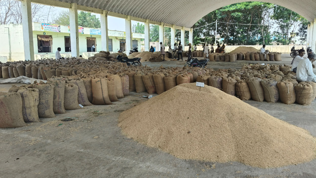 Shadnagar | వడ్ల కొనుగోలు కేంద్రానికి ఆదరణ కరువు.. బహిరంగ మార్కెట్‌లో విక్రయిస్తున్న రైతులు