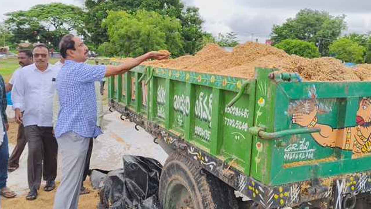 MLA Sanjay Kumar | తడిసిన ధాన్యాన్ని కొనుగోలు చేయాలి : ఎమ్మెల్యే సంజయ్ కుమార్