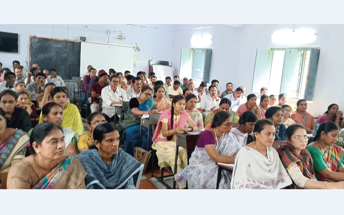 Palvancha : విద్యార్థులు స‌న్మార్గంలో న‌డిచేలా చూడాలి : ఎక్సైజ్ డీఎస్పీ కరంచంద్