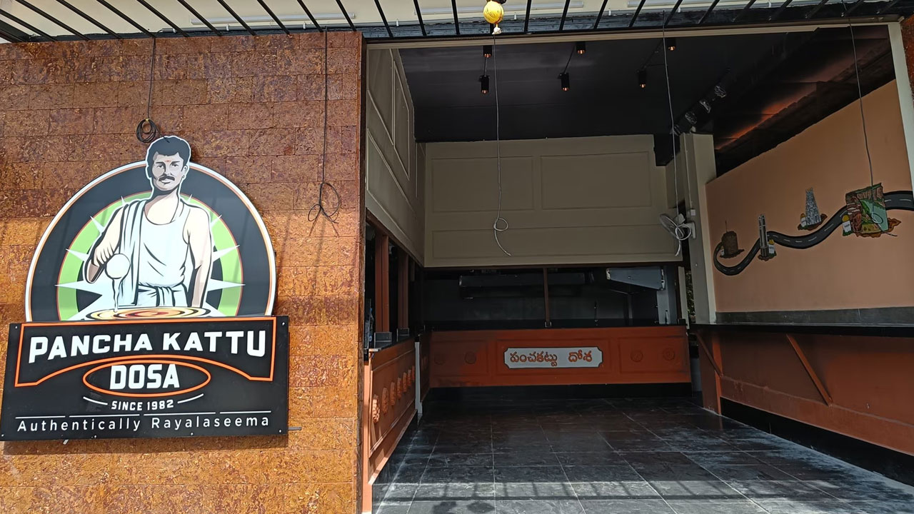 Zomato Delivery Boy | అకారణంగా జొమాటో డెలివరీ బాయ్‌ఫై దాడి.. పంచకట్టు దోశ సిబ్బందిపై కేసు న‌మోదు