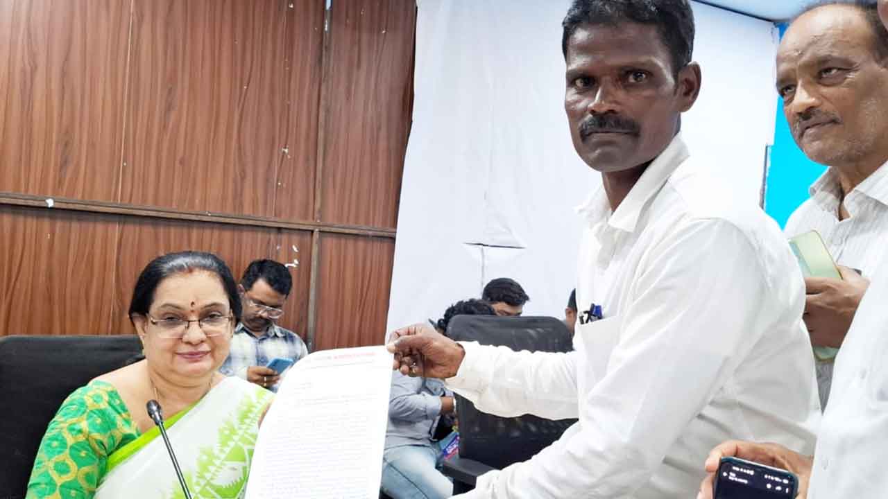 Prajavani | నిరుపేదలకు ఇండ్ల స్థలాలు కేటాయించాలని కలెక్టర్‌కు వినతి