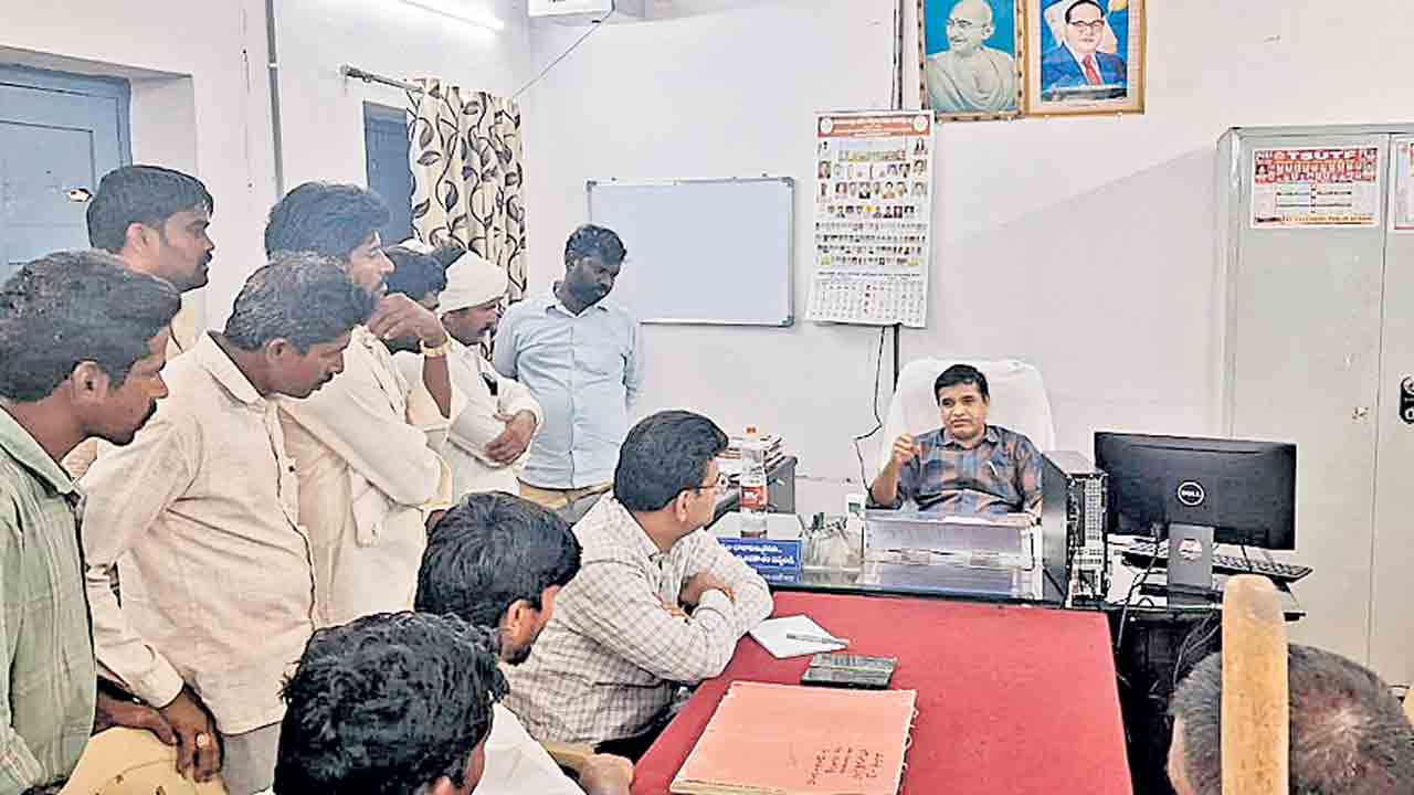 సమస్యలు పరిష్కరించకుంటే ఫెన్సింగ్‌ పనులను అడ్డుకుంటాం