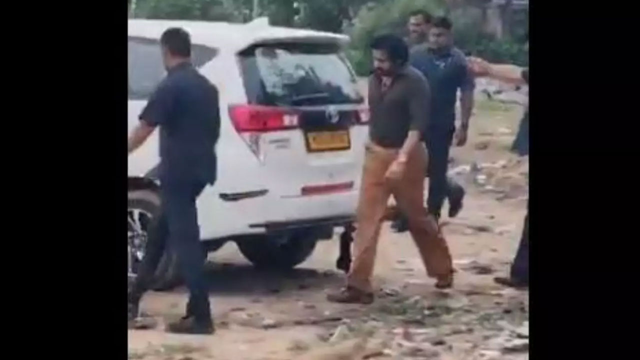 Pawan Kalyan | ముంబైలో హల్చల్ చేస్తున్న పవన్ కళ్యాణ్ .. కేక పెట్టిస్తున్న లుక్