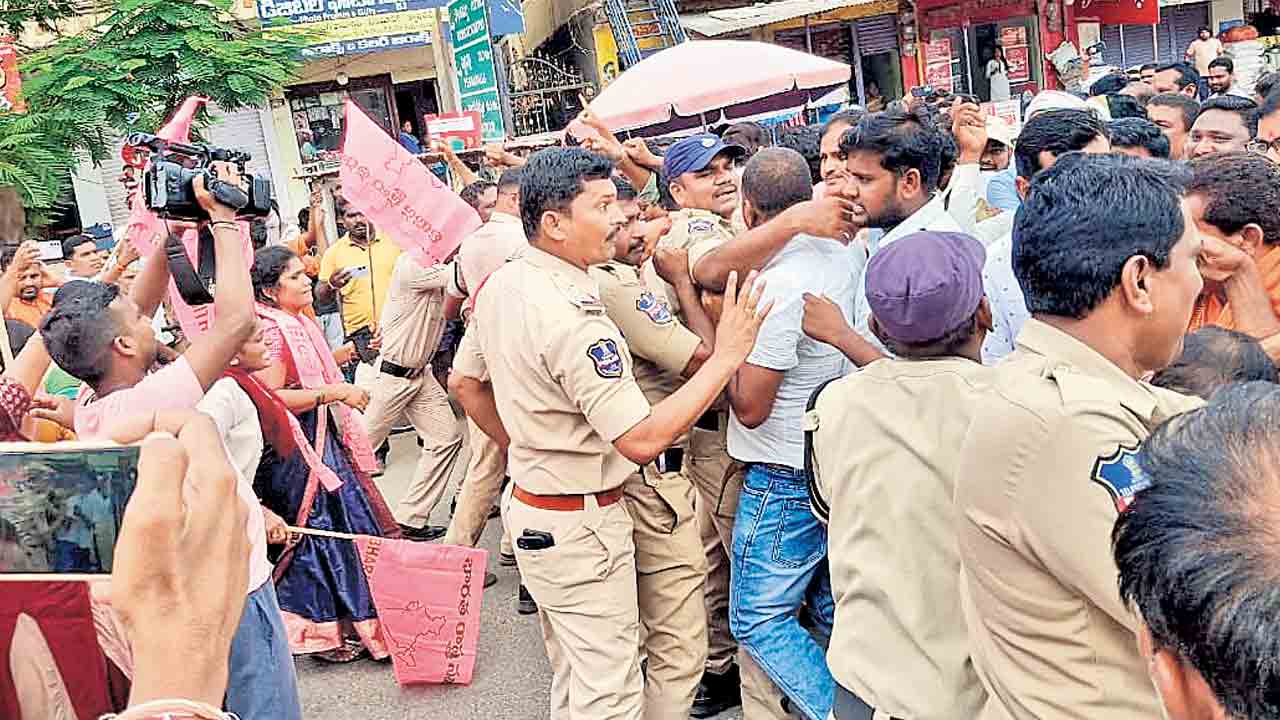 బీఆర్‌ఎస్‌ నాయకులపై కాంగ్రెస్‌ దాడి