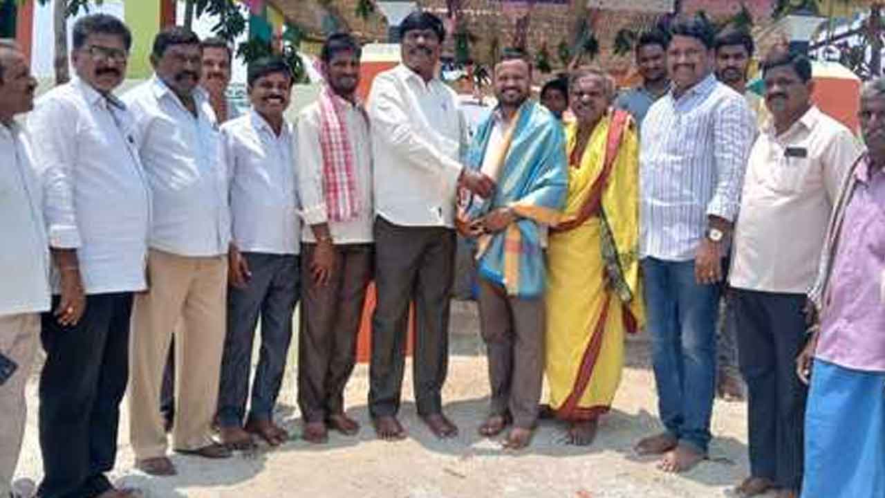 Peddi Sudarshan Reddy | పెద్దమ్మ తల్లి ఆలయ స్థలదాతను సన్మానించిన పెద్ది సుదర్శన్‌ రెడ్డి