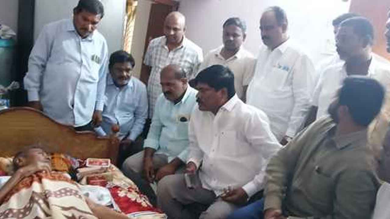 Peddi Sudarshan Reddy | సీనియర్ జర్నలిస్టును పరామర్శించిన మాజీ ఎమ్మెల్యే పెద్ది సుదర్శన్ రెడ్డి