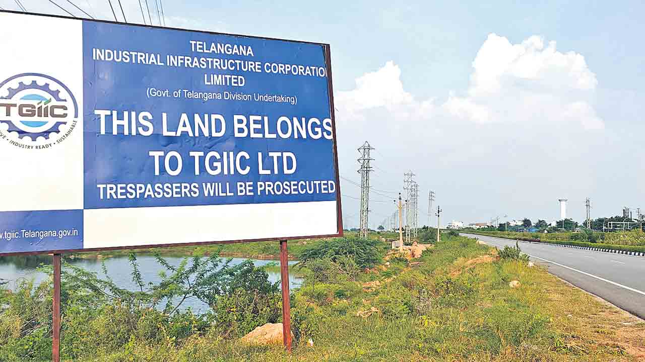 పాట్లు పంపిణీ చేయకుండా ఫెన్సింగ్‌ పనులా..?