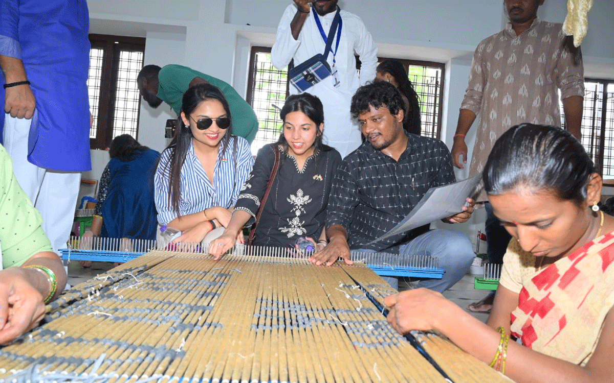 Bhoodan Pochampally : పోచంపల్లి ఇక్కత్ చీరలకు ఆఫ్రికా బృందం ఫిదా