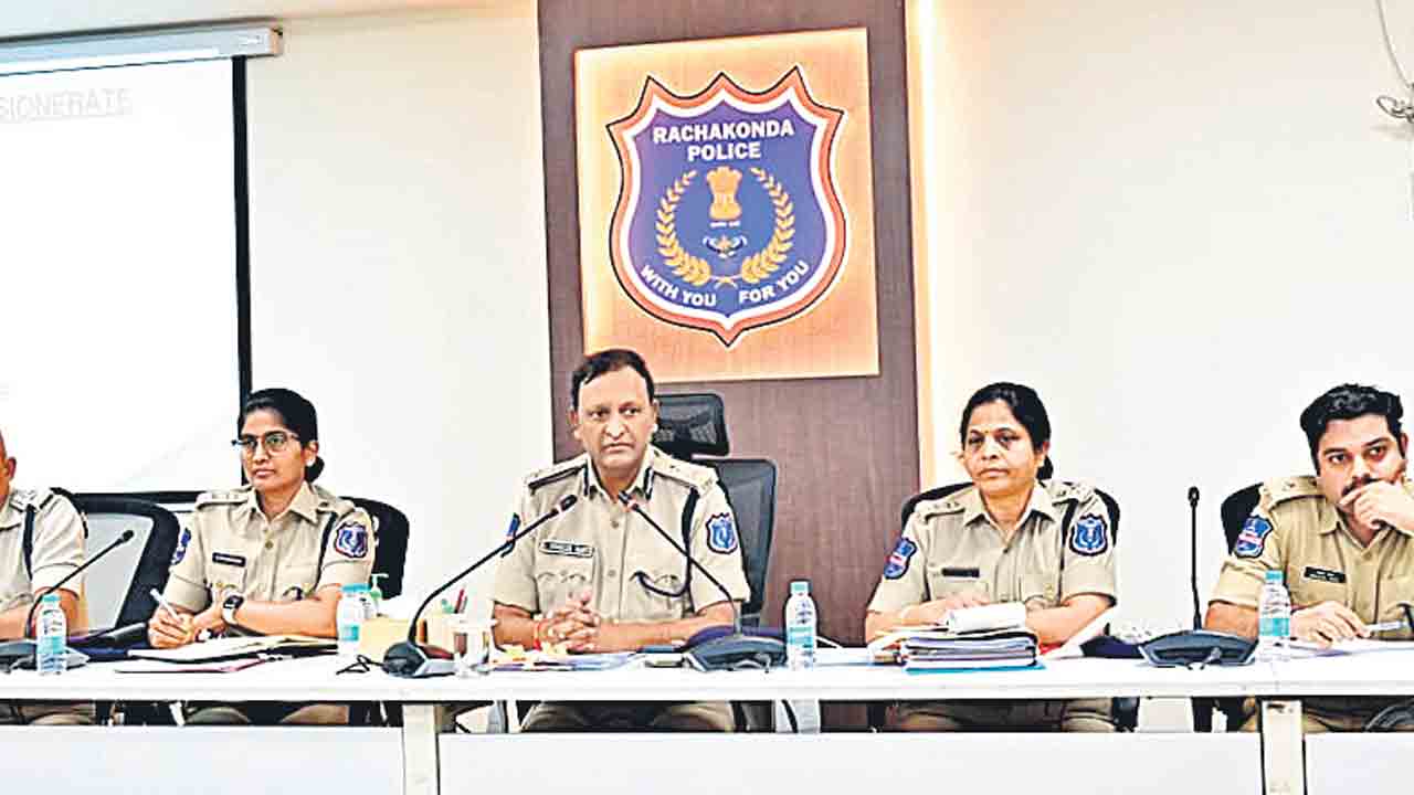 కేసుల దర్యాప్తు త్వరగా పూర్తి చేయండి