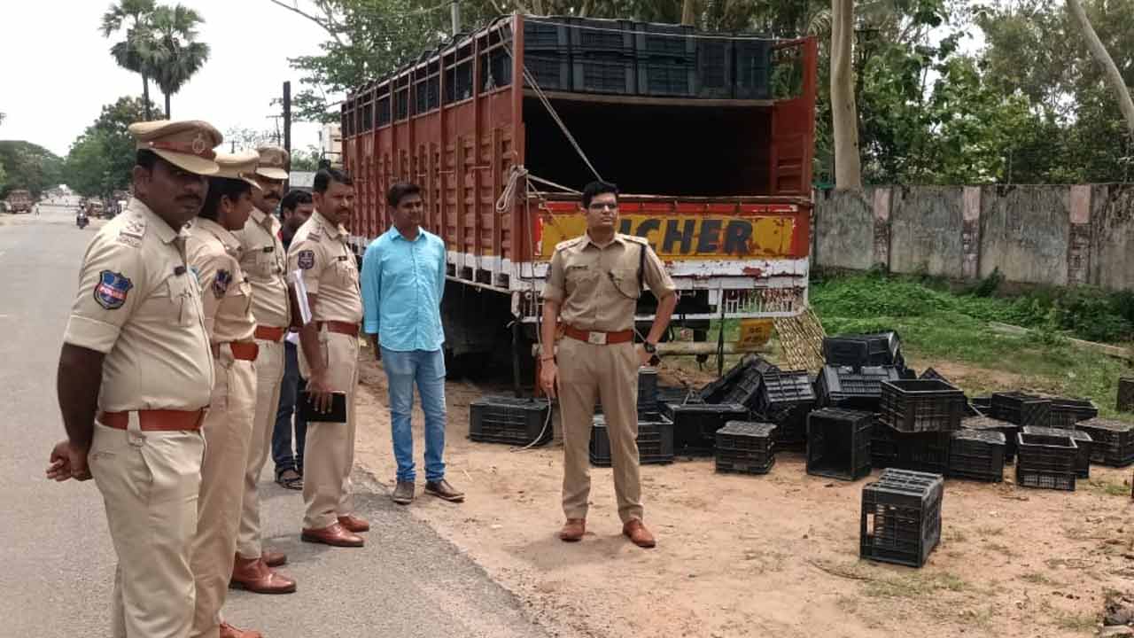 Mulugu | పైన ట‌మాట పెట్టెలు.. లోప‌ల ప‌శువులు..