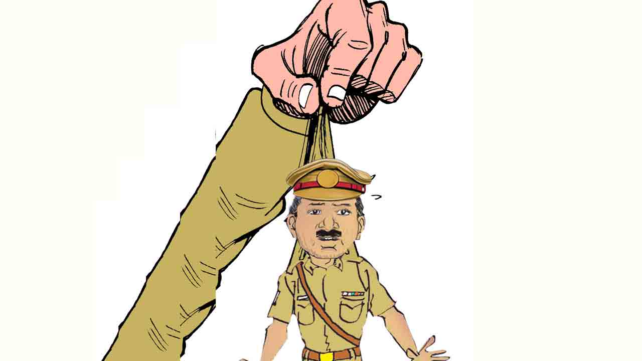 అవినీతి పోలీసుపై వేటు