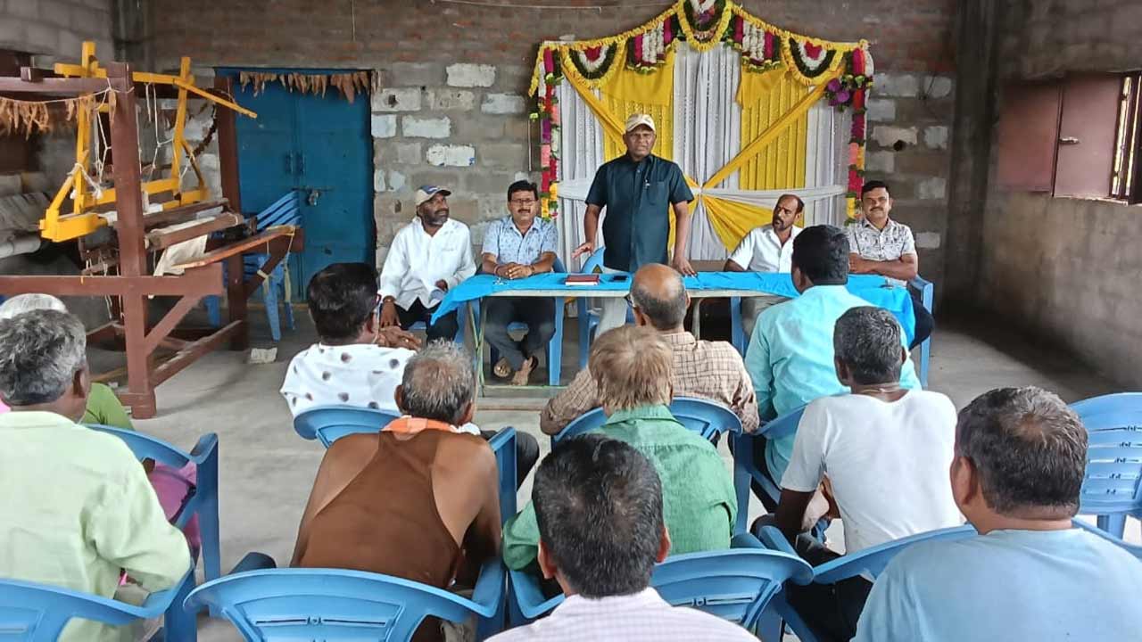 నేత కార్మికులు మనో ధైర్యం కోల్పోవద్దు : చేనేత జౌళి శాఖ ఏడీ రాఘవ రావు