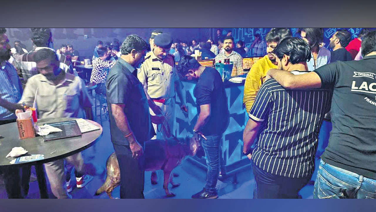 Hyderabad | మాదాపూర్‌, గచ్చిబౌలి పబ్‌లలో పోలీసుల తనిఖీలు.. ఇద్దరికి డ్రగ్స్‌ పాజిటివ్‌
