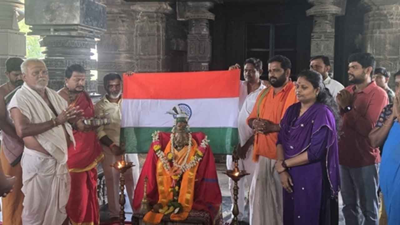 Indian soldiers | భారత సైనికులకు మద్దతుగా వేయిస్తంభాల దేవాలయంలో పూజలు