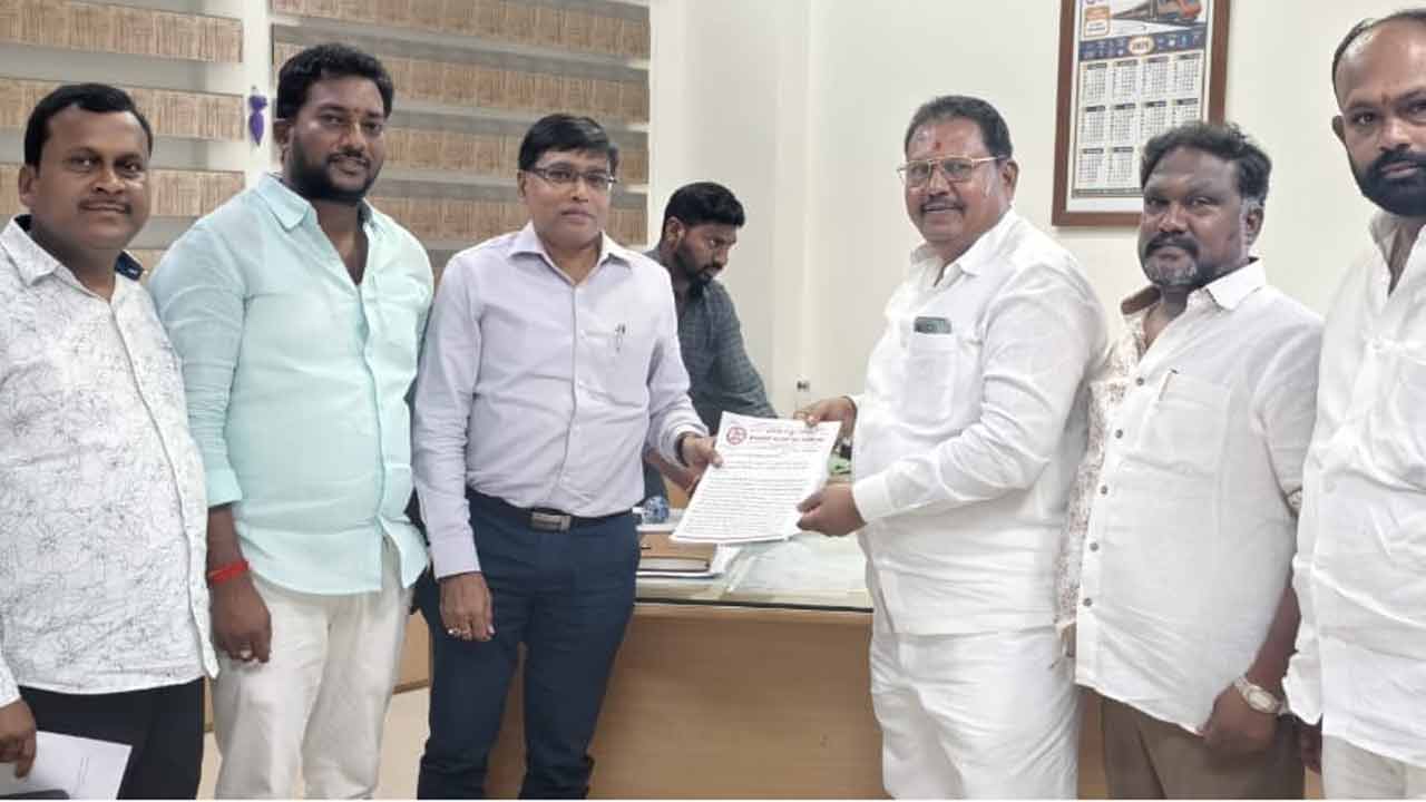 Shivarampally | శివ‌రాంప‌ల్లి రైల్వే గేటు వ‌ద్ద గోడ‌ను తొల‌గించాలి.. రైల్వే అధికారుల‌కు విన‌తి