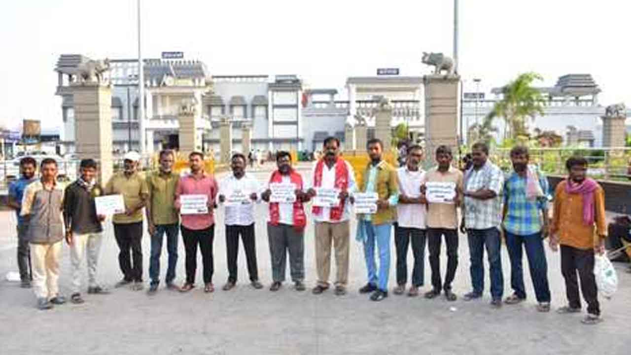 Railway privatization | రైల్వే ప్రైవేటీకరణను ఆపాలి : రామస్వామి