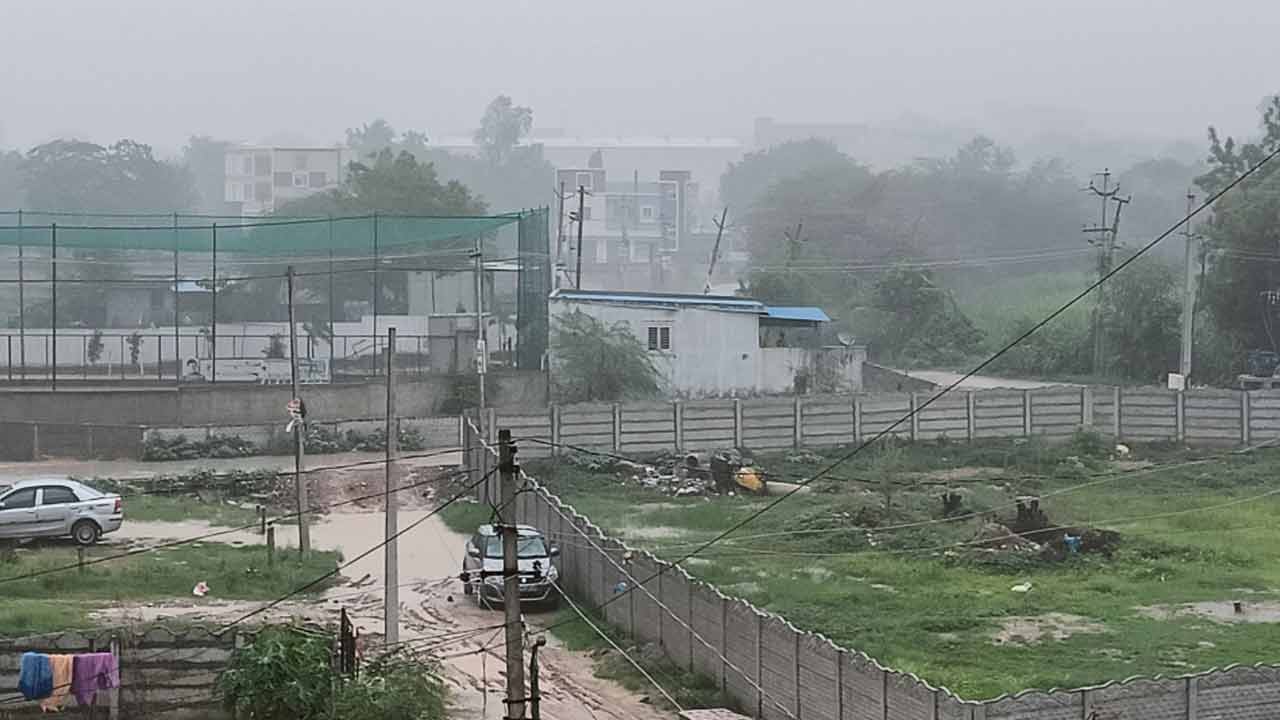 Rain | శంషాబాద్‌లో భారీ వర్షం.. రోడ్లన్ని జలమయం