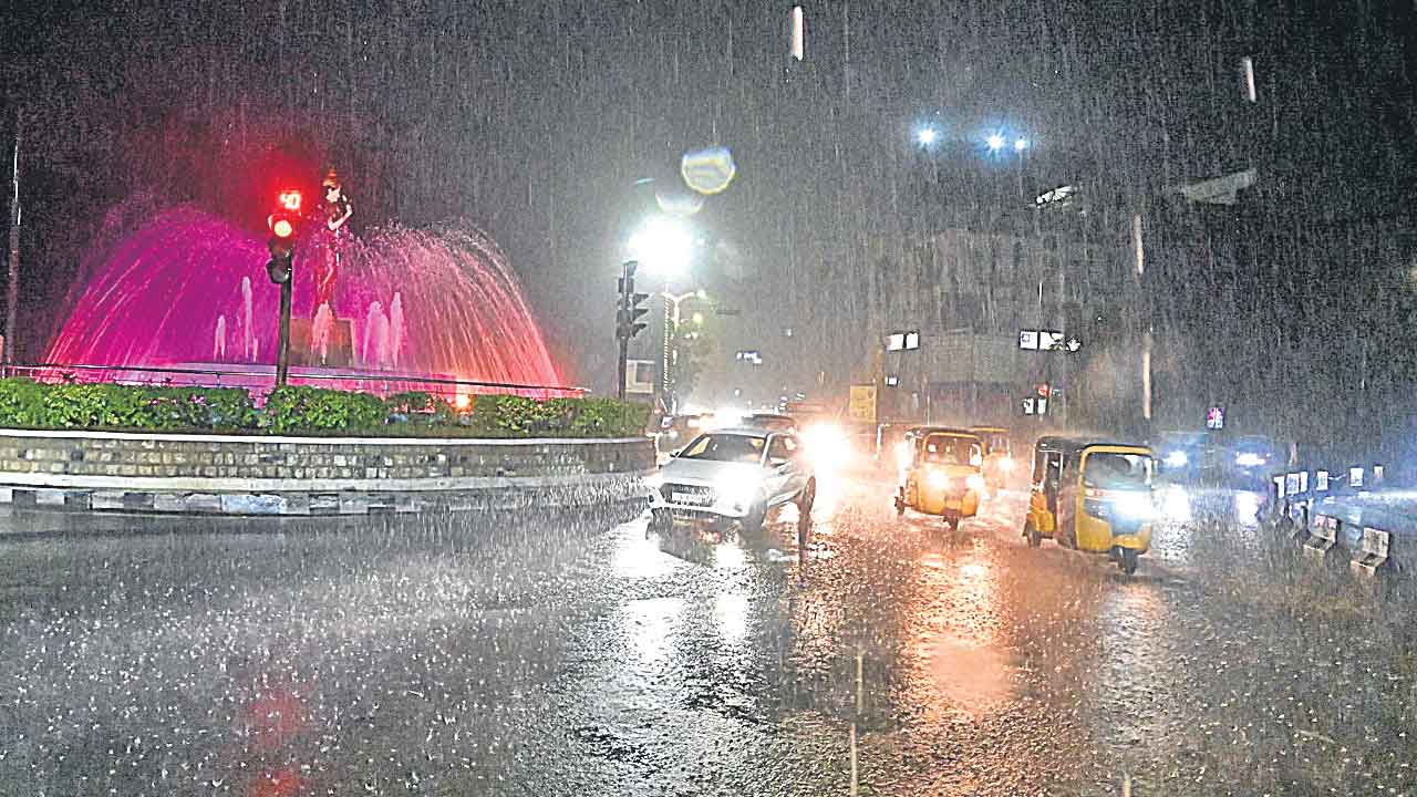 దంచికొట్టిన వాన.. పొంగిన వాగులు.. విద్యుత్తు సరఫరాకు అంతరాయం