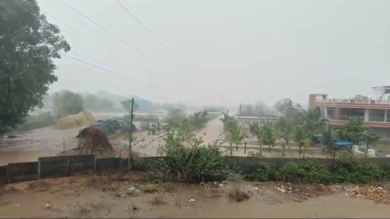 Heavy Rains | పాల‌మూరులో భారీ వ‌ర్షం.. జ‌ల‌మయ‌మైన రోడ్లు