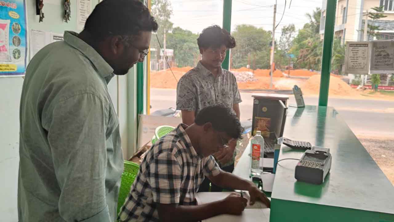 Fertilizers | రైతులకు ఎరువులు, విత్తనాలు సిద్ధంగా ఉండాలి : రాజ్‌నారాయణ