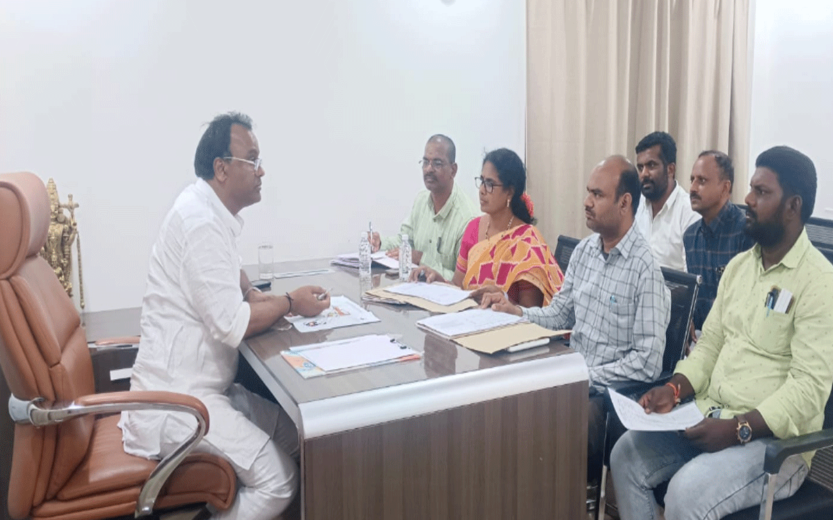 Munugode : ఇంటిగ్రేటెడ్ స్కూల్ నిర్మాణ స్థ‌లంపై ఎమ్మెల్యే రాజ‌గోపాల్‌రెడ్డి స‌మీక్ష‌