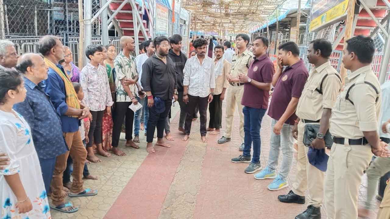 Cybercrime | సైబర్ క్రైమ్ నేరాలపై భక్తులకు అవగాహన కల్పించిన పోలీసులు