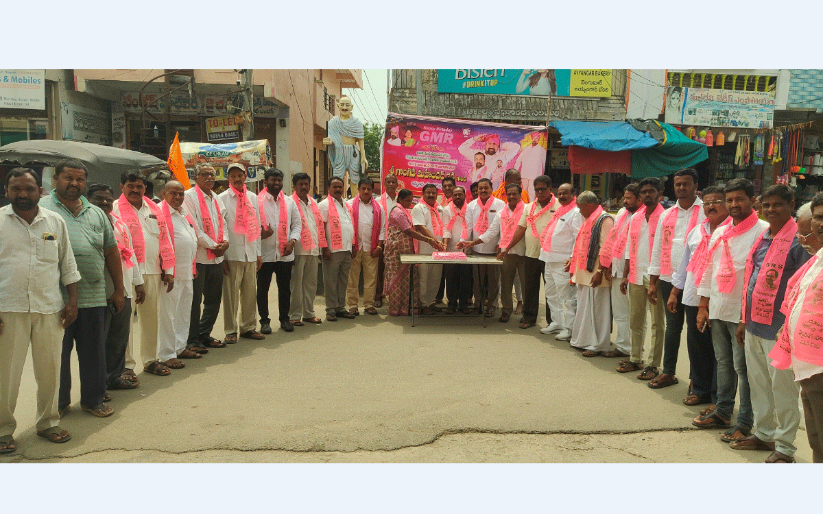Rajapet : రాజాపేటలో గొంగిడి మహేందర్రెడ్డి జన్మదిన వేడుకలు