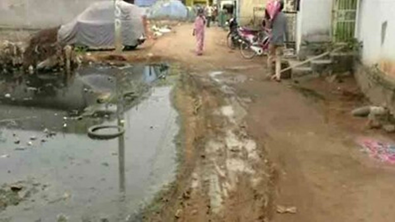 Drainage Issue | పల్లెలో పారుశుద్ధ్యం అస్తవస్త్యం.. మురుగు కాలువకు మోక్షం లేదు