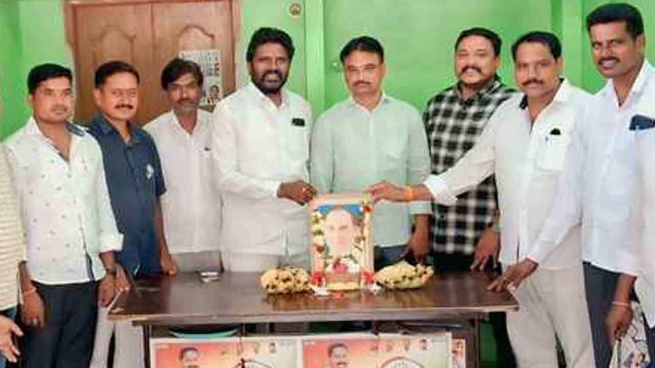 Rajiv Gandhi | నల్లబెల్లిలో రాజీవ్‌ గాంధీకి నివాళులు అర్పించిన కాంగ్రెస నాయకులు