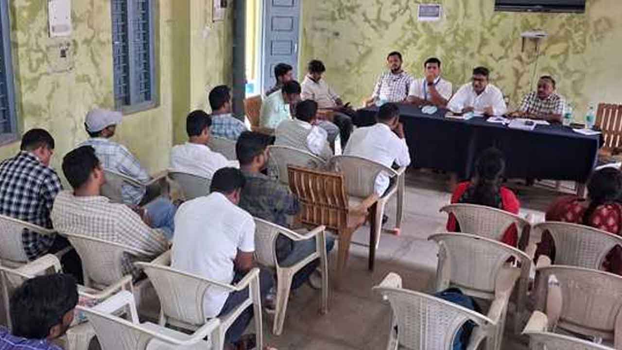 Adilabad | రూ.50 వేల వరకే రుణాలు ఇస్తామంటున్న బ్యాంకర్లు..! రాజీవ్ యువ వికాసం స్కీంలో గందరగోళం