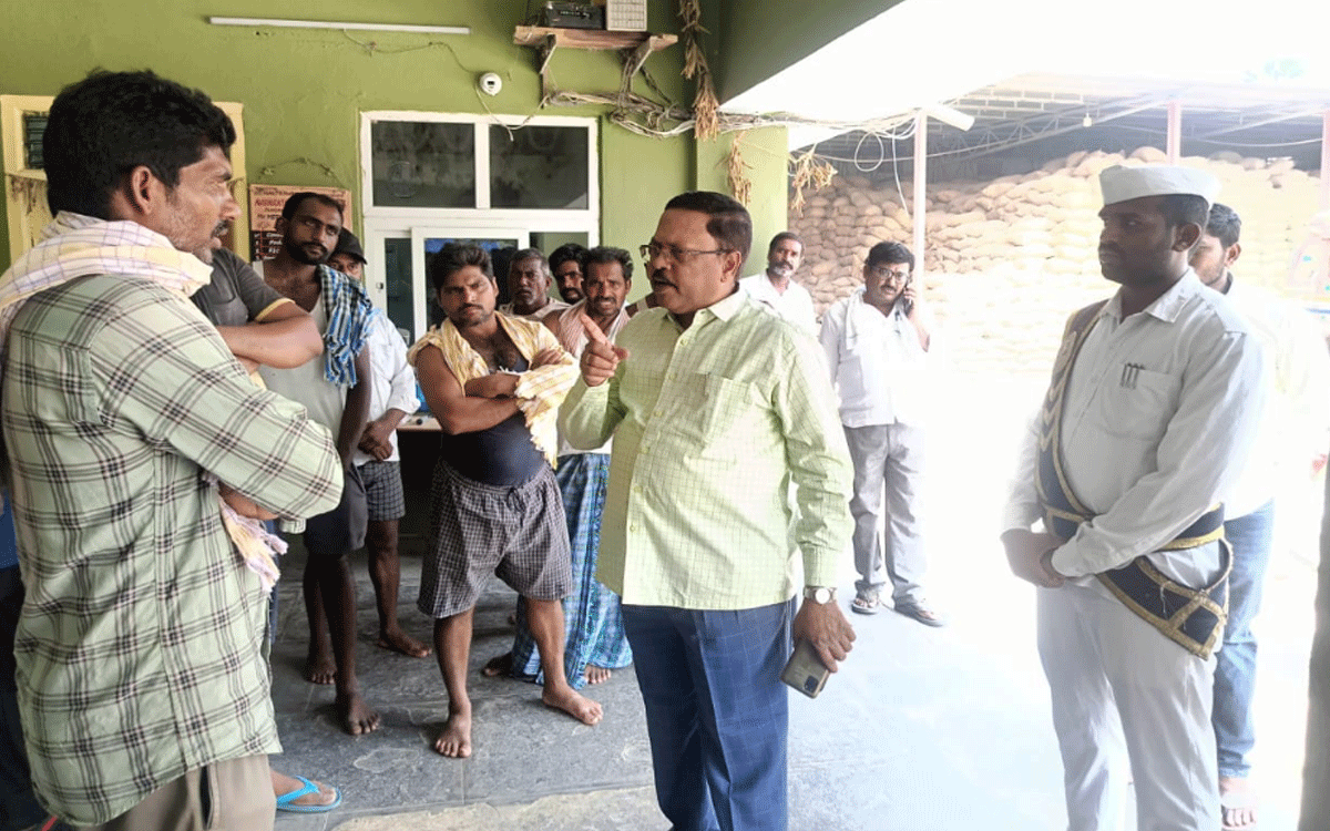 Chivvemla : మిల్లర్లు ధాన్యం వెంటనే దిగుమతి చేసుకోవాలి : అదనపు కలెక్టర్ పి.రాంబాబు